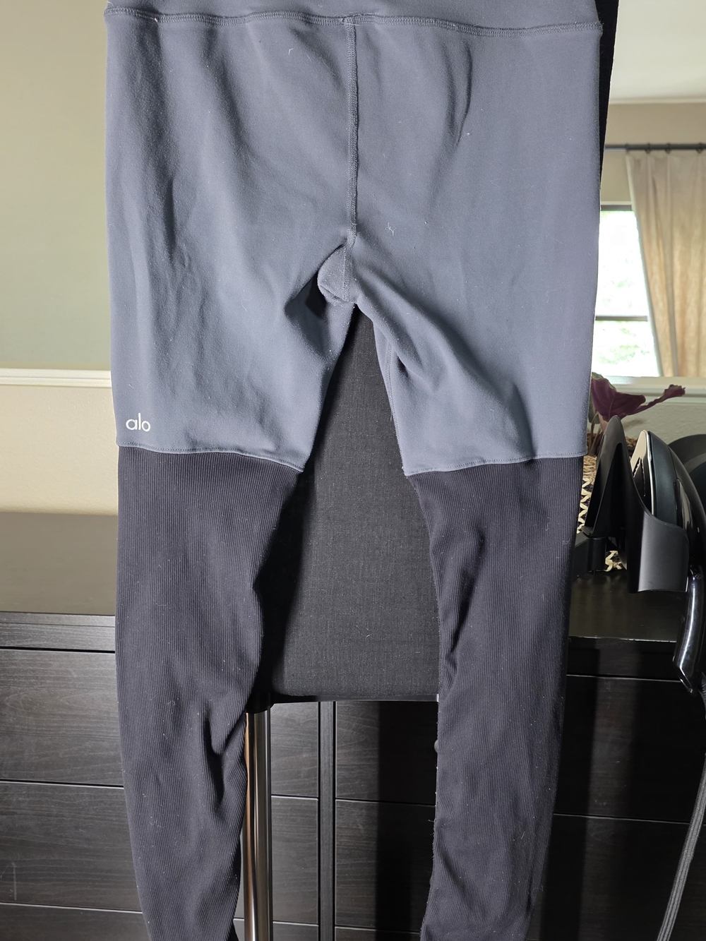 ALO Yoga Goddess Leggings in Gray and Black - Picture 2 of 4